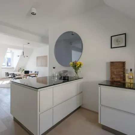 Hemingway Penthouse With Fireplace/chimney